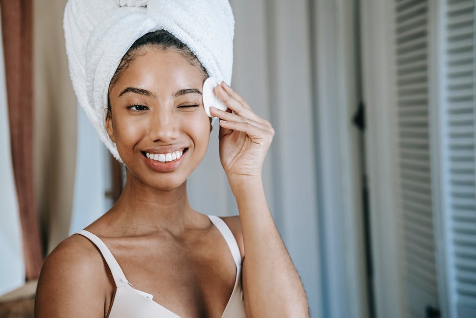 No healthy skin has dead skin buildup. Got excessive dead skin on your body? Read on to learn how to remove dead skin here.