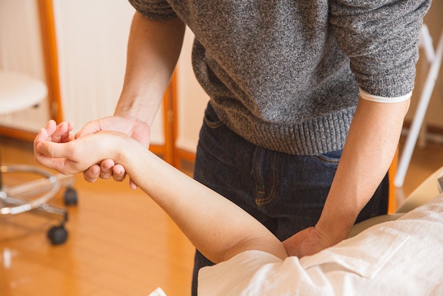 Key Differences Between Your Chiropractor and Physiotherapist