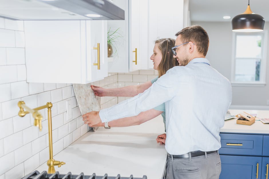 A beautiful backsplash can transform your kitchen into a stunning space. Find out what's trending in kitchen backsplash designs and get ready to renovate!
