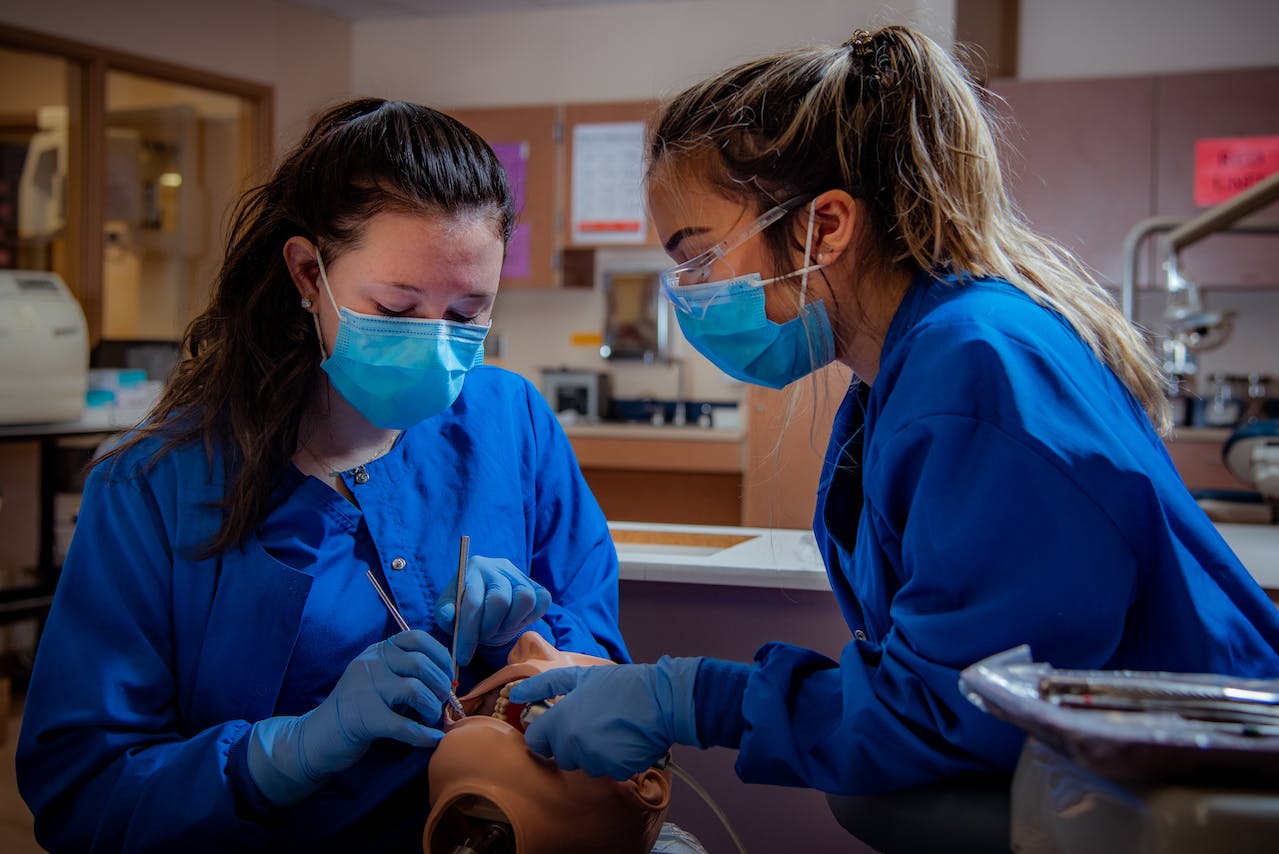 What to Consider When Choosing a Dental and Medical Assisting School